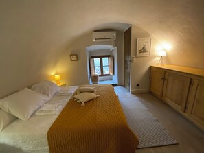 2 chambres, fer et planche à repasser, Wi-Fi, draps fournis