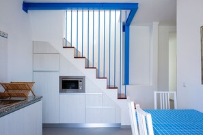 Réfrigérateur, micro-ondes, plaque de cuisson, cafetière/bouilloire