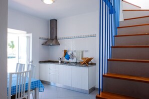 Réfrigérateur, micro-ondes, plaque de cuisson, cafetière/bouilloire