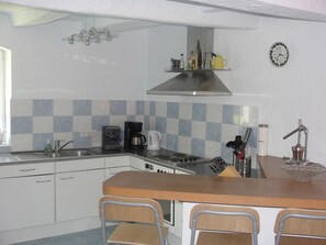 Fridge, microwave, oven, stovetop - Family-friendly spacious and luxurious detached vacation home for 8 to 9 people (Lenterode)