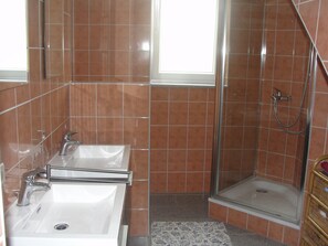 Dusche, Haartrockner, Toilettenpapier