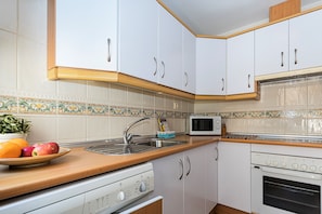 Réfrigérateur, four à micro-ondes, un four, surface de cuisson