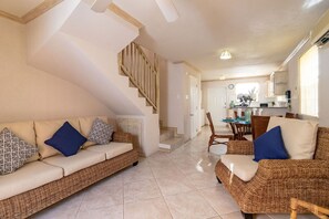 Smart TV, DVD player, books, video library - 2 bed luxury villa in St James, with sea view, pool & near to beach & shops (St James)