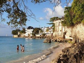 Una playa cerca, toallas de playa