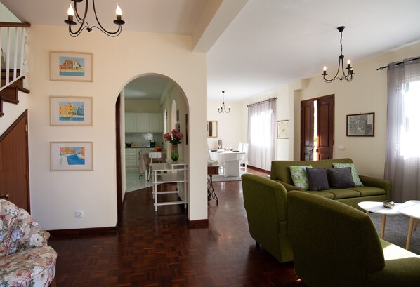 Fernseher, Kamin, Bücher