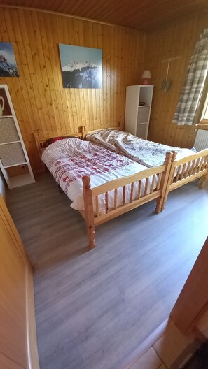 2 室のベッドルーム、アイロン / アイロン台、WiFi (無料)、ベッドシーツ