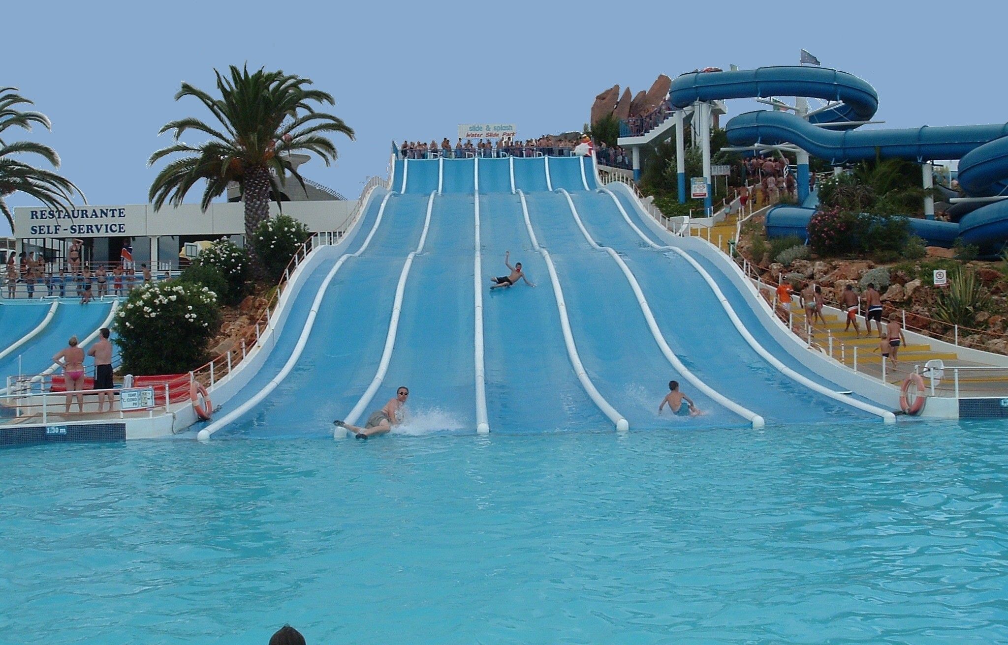 Un toboggan aquatique dans un parc d’attractions, avec une piscine au point d’arrivée.