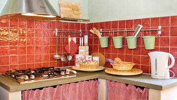 Køleskab, mikrobølgeovn, kogeplade, opvaskemaskine