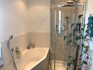 Bathtub, hair dryer, towels, soap - Nestled between Rennsteig and the UNESCO Biosphere Reserve Thuringian Forest (Nahetal-Waldau)
