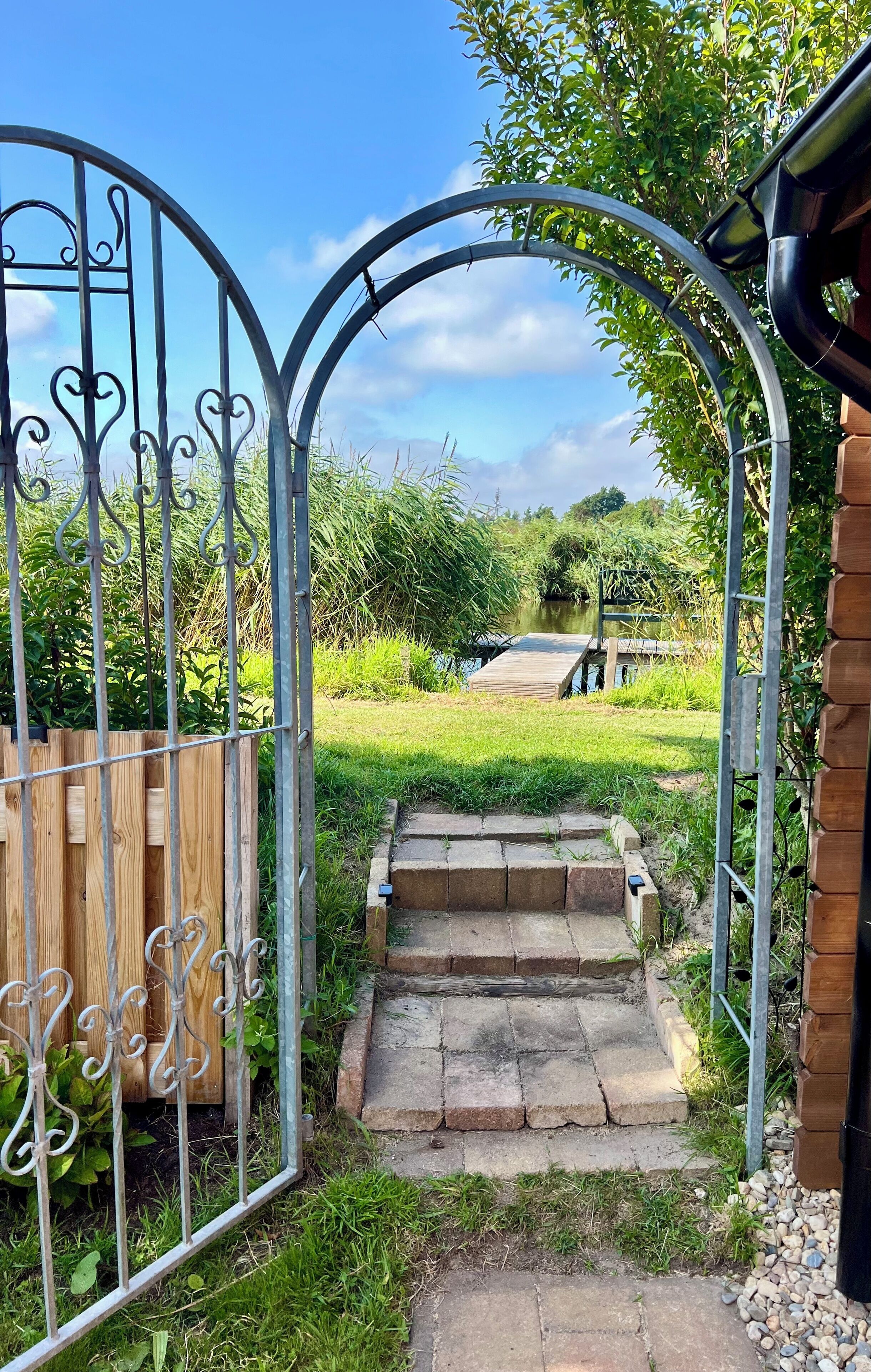 Weg vom Garten zum Deich und Bootssteg.