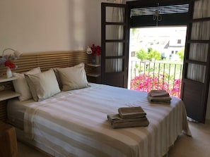 2 bedrooms, in-room safe, iron/ironing board, travel crib - charming, quiet , white house in the center of Marbella (Marbella)