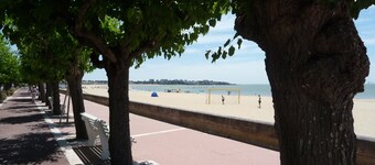 In Royan, Beautiful apartment 100 m from the beach and the city center with sea view