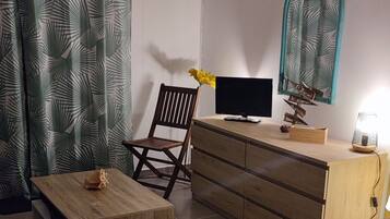 1 habitación, tabla de planchar con plancha, wifi y ropa de cama