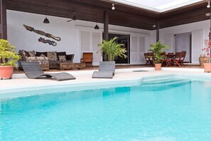 حمّام سباحة مُدفَّأ