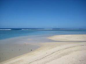 A beach with clear skies and calm waters. - Large villa **** beachfront with pool (La Saline-Les-Bains)