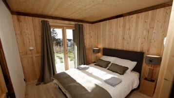 5 chambres, bureau, fer et planche Ă repasser, lit parapluie