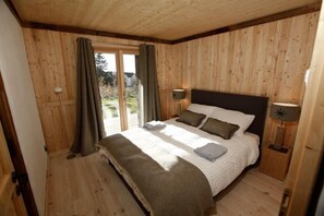 5 bedrooms, desk, iron/ironing board, travel cot