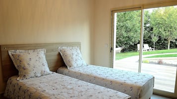 2 bedrooms, iron/ironing board, travel cot, free WiFi