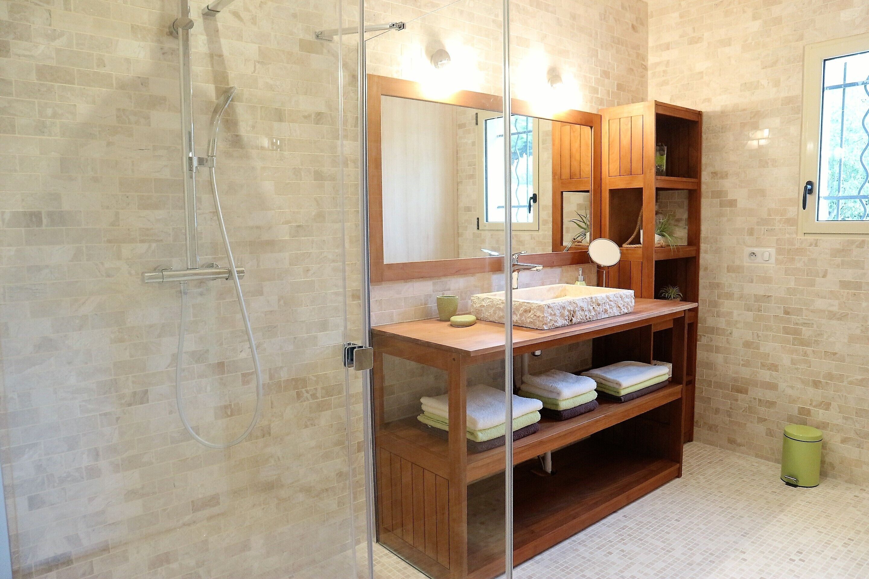 Douche, sèche-cheveux, serviettes fournies, savon