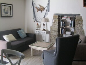 TV, books - CHARMING LITTLE HOUSE Belliloise  (Sauzon)