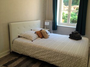 1 bedroom, iron/ironing board, internet, bed sheets - THE HAPPINESS HOUSE, Wellness House Wellness Center (Fleurieu-sur-Saône)
