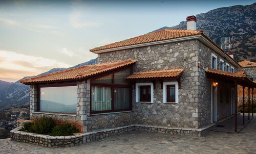 Maison spacieuse en pierre avec vue spectaculaire sur la montagne v