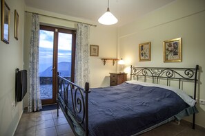 3 bedrooms, iron/ironing board, Internet, bed sheets