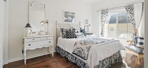 5 bedrooms, iron/ironing board, free WiFi, bed sheets - HUGE, 10 BEDS, FAMILIES, REUNIONS & RETREATS! LAKE FUN 1 MILE-FREE POOL PASSES! (Omaha)