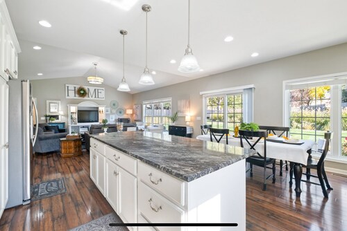 HUGE, 10 BEDS, FAMILIES, REUNIONS & RETREATS! LAKE FUN 1 MILE-FREE POOL PASSES!