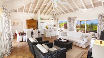 Smart-TV, DVD-spiller, bøker og stereoanlegg