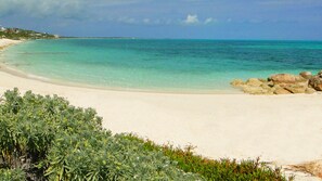 Playa en los alrededores, camastros y toallas de playa 