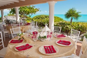 Outdoor dining - Luxurious 4-12 Bedroom Sandy Beachfront  Villa ,24/7 Dedicated Concierge,peloton (Providenciales)