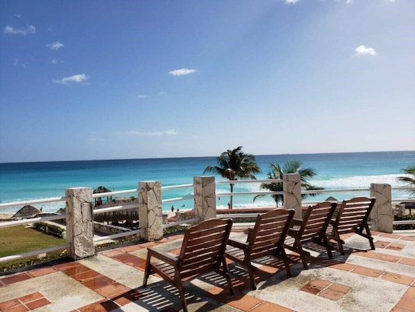 Property grounds - Beach Villa with terrace overlooking the Caribbean w/private entrance to beach (Cancún)