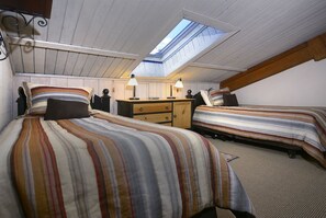 3 habitaciones, tabla de planchar con plancha y acceso a internet