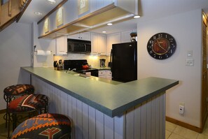 Een koelkast, een microgolfoven, een oven, een kookplaat