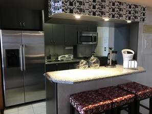 Kühlschrank, Mikrowelle, Herdplatte, Geschirrspüler