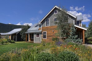 Exterior - Elk Ridge / Luxury 4 Bedroom Home in Town by Rainbow Park! 2 Living Areas! (Crested Butte)