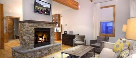Una televisión, una chimenea