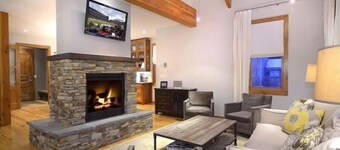 Luxe 4 slaapkamer Home Right By Rainbow Park / Loop naar alles! Gastronomische keuken!