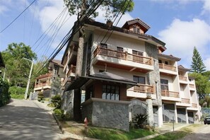 Exterior - Large L.A. Town House for 16 Persons. $150. 15 min. from SM. +63 918 901 0361 (Baguio City)