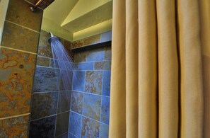 Ensemble baignoire-douche, séchoir à cheveux, serviettes fournies, savon