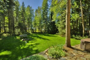 Property grounds - Custom Home in a Great Location with Outdoor Hot Tub (Hungry Horse)