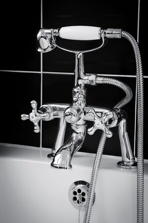 أحواض استحمام، مجففات شعر، مناشف