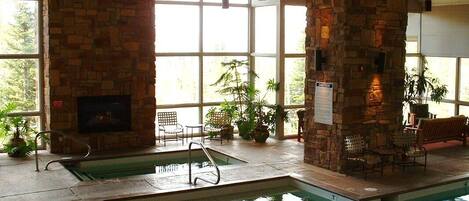 Inomhuspool och uppvärmd pool