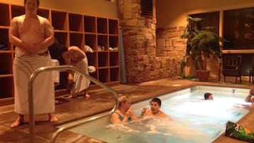 Una piscina techada, una piscina climatizada