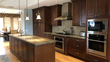 冷蔵庫、電子レンジ、オーブン、コンロ