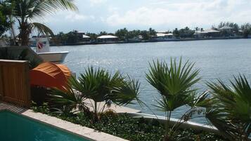 Una piscina al aire libre, una piscina climatizada