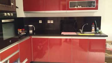 Deluxe Apartment, Non Smoking | Private kitchen | Fridge, microwave, oven, stovetop