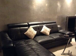 Apartemen Deluks, Bebas Asap Rokok | Area keluarga | TV