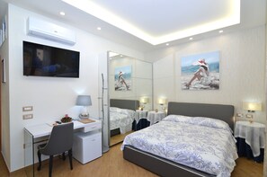 Een minibar, een kluis op de kamer, een bureau, geluiddichte muren